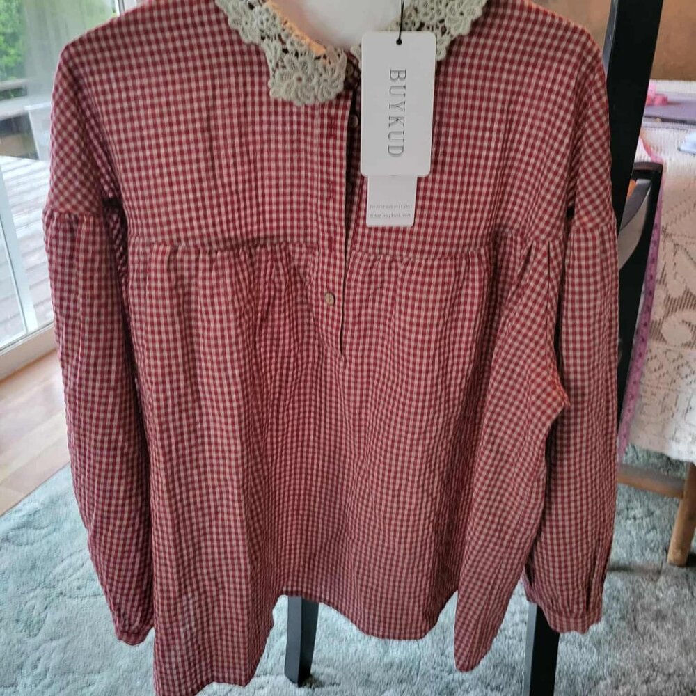 Great Large Buykud cotton and linen blouse with beige lace collar.